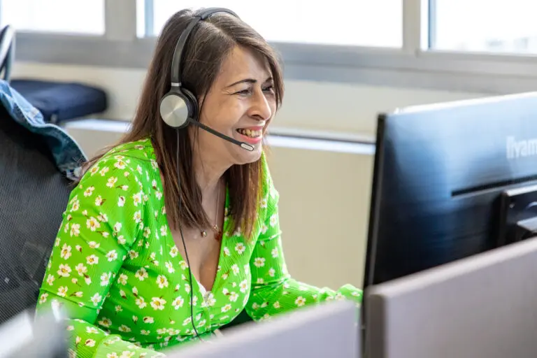 Employée-souriante-onceforall