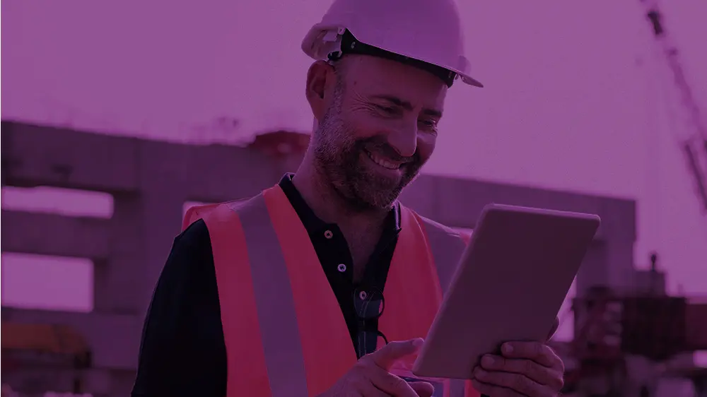 chef-de-chantier-gérant-sa-confirmité-depuis-une-tablette